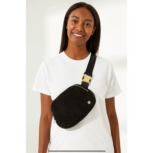 LULULEMON EVERYWHERE FLEECE BELT BAG SHERPA ZIP AROUND POCKETS VERSATILE BLACK